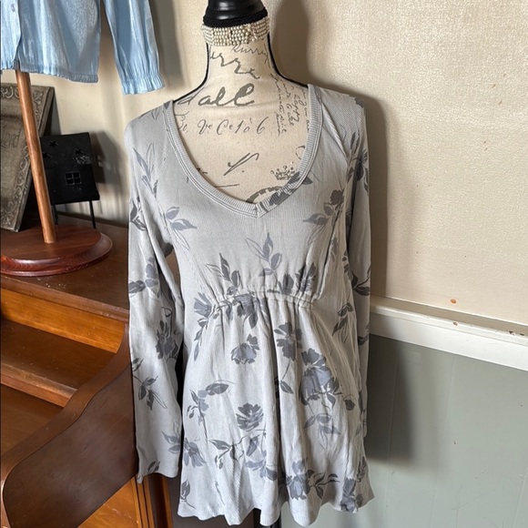 Ingrid & Isabel Maternity Gray Floral Waffle Knit Blouse NWT - Picture 1 of 6